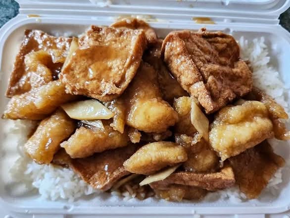 Fish Filled with Bean Curd on Rice 班腩豆腐飯